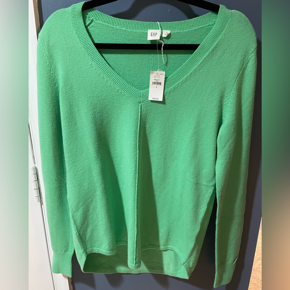 Gap
Women’s green cozy v-neck sweater
Size small